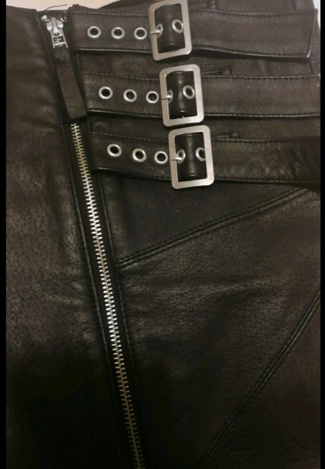 Falda plisada cuero auténtico.