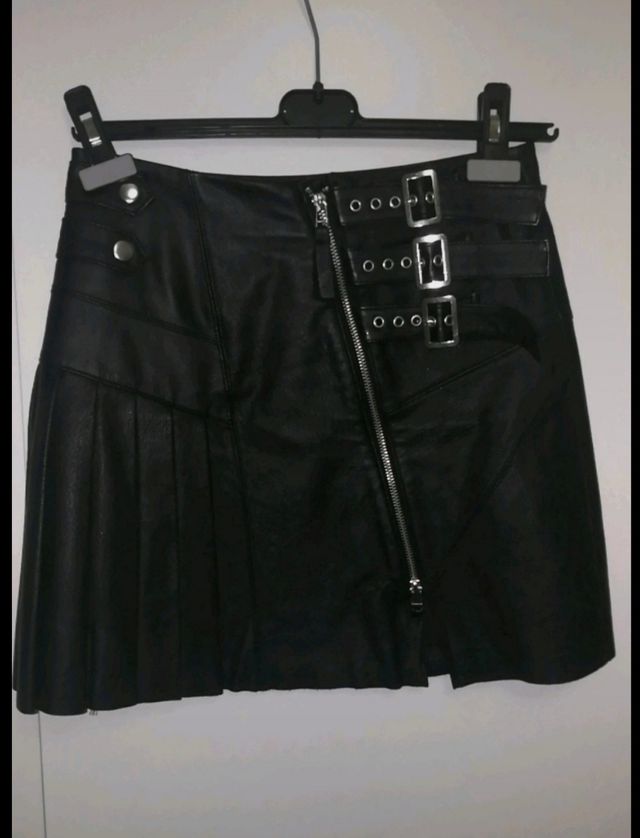 Falda plisada cuero auténtico.