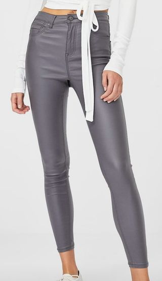 Pantalón cuero gris.talla 34.stradivarius.nuevo de segunda mano por 18 EUR  en Corrales en WALLAPOP