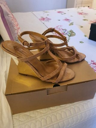 Sandalias cuña uterque de segunda mano por 12 EUR en Sevilla en WALLAPOP