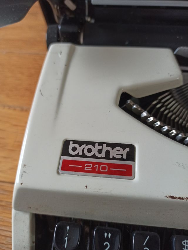 Maquina de escribir antigua