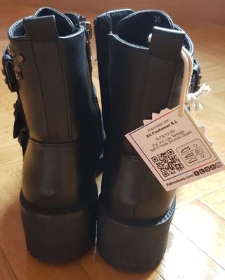 Botines XTI hebillas y tachuelas negros de segunda mano por 50 EUR en  Rivas-Vaciamadrid en WALLAPOP