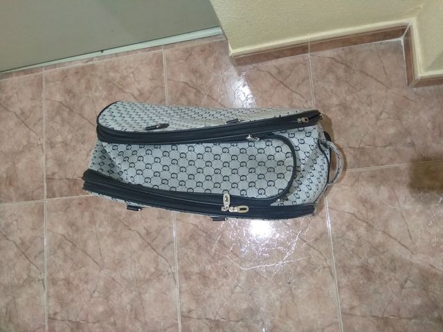 Maleta con asa-tirador retractil