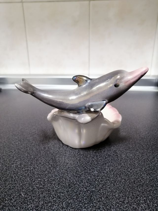 figura decorativa delfín