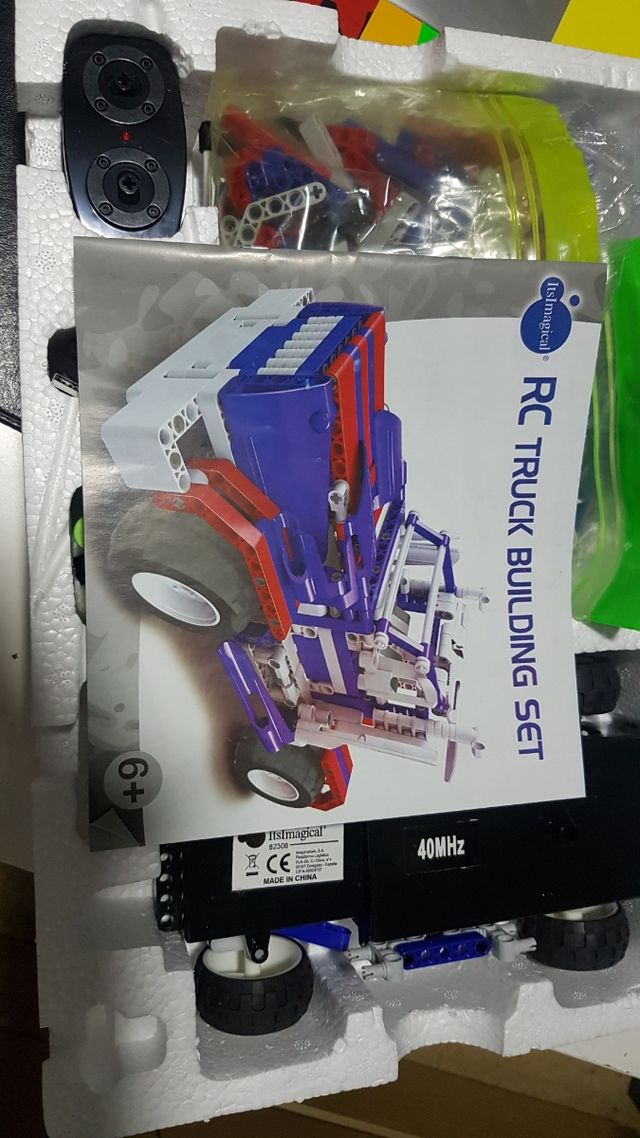 Coche teledirigido a piezas.