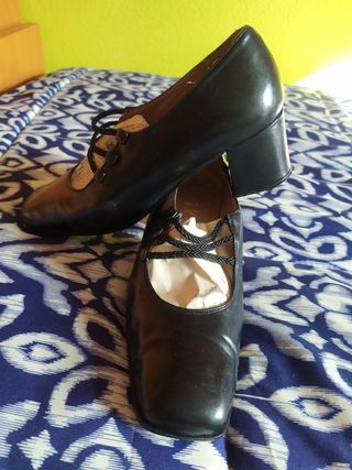 Zapatos mujer piel negros número 35 de segunda mano por 15 EUR en  Vitoria-Gasteiz en WALLAPOP
