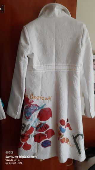Abrigo blanco DESIGUAL de segunda mano por 25 EUR en Pola de Siero en  WALLAPOP