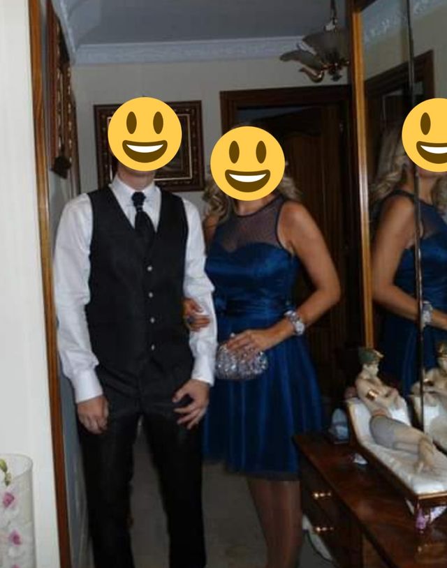 Vestido de fiesta o celebración azul.