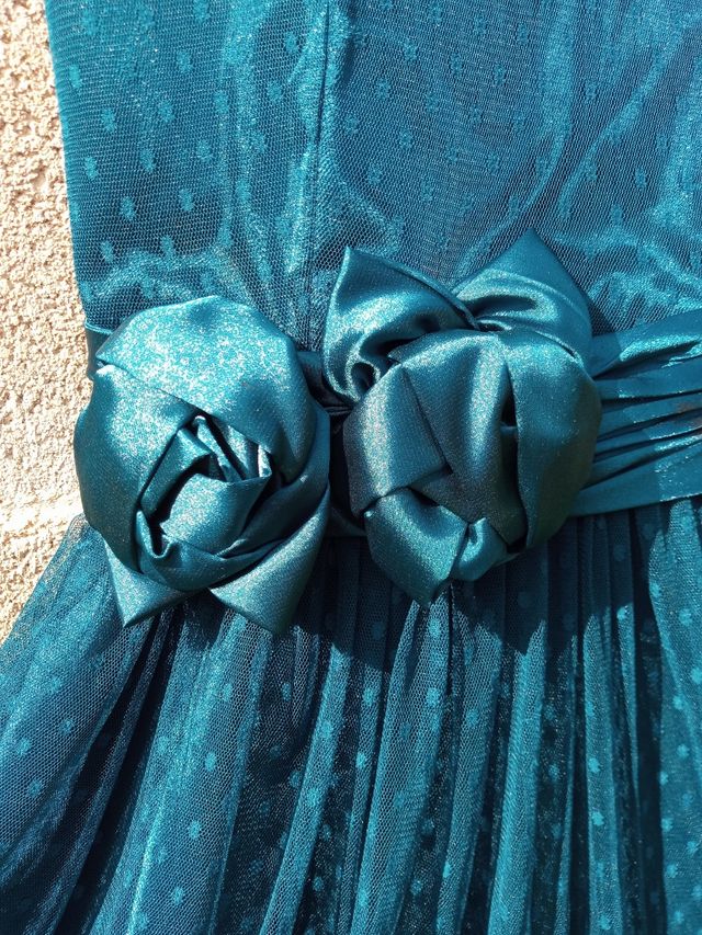 Vestido de fiesta o celebración azul.