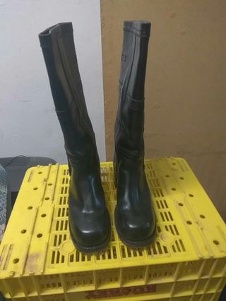 Bota negra alta de piel de segunda mano por 10 EUR en Callosa d\\'en Sarria  en WALLAPOP