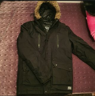 Abrigo negro JD de segunda mano por 37 EUR en Oviedo en WALLAPOP