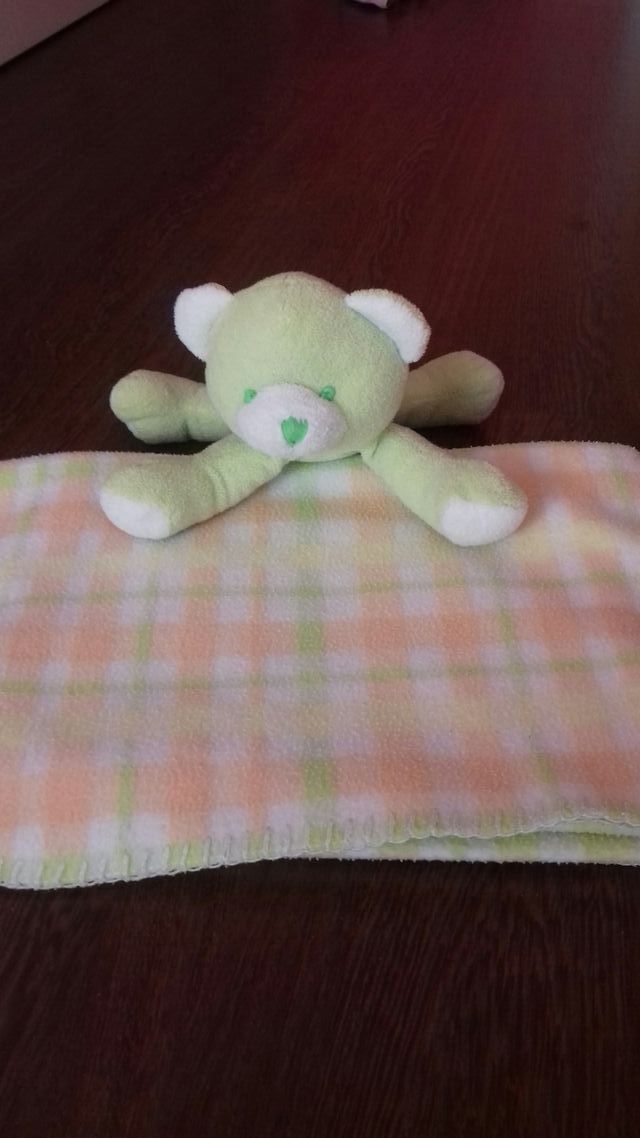 Mantita con peluche osito. Juguete.