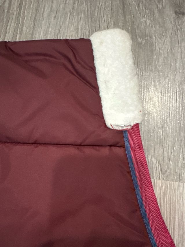 MANTA ACOLCHADA CUADRA GRANATE