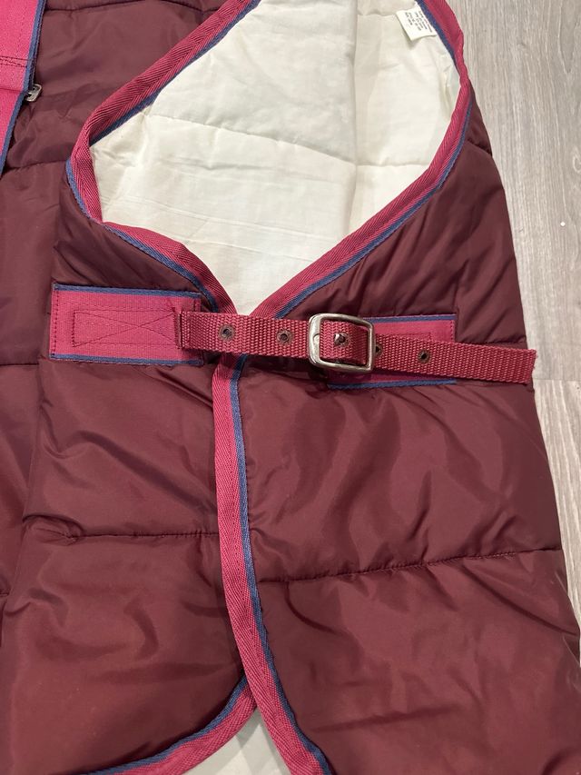 MANTA ACOLCHADA CUADRA GRANATE