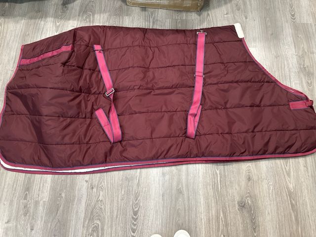 MANTA ACOLCHADA CUADRA GRANATE