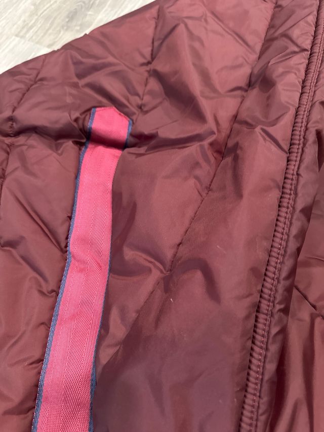 MANTA ACOLCHADA CUADRA GRANATE