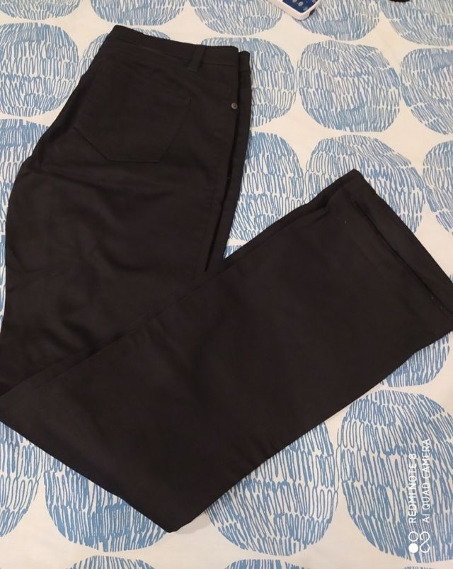 Pantalón vaquero acampanadnegro Jennyfer talla 40.