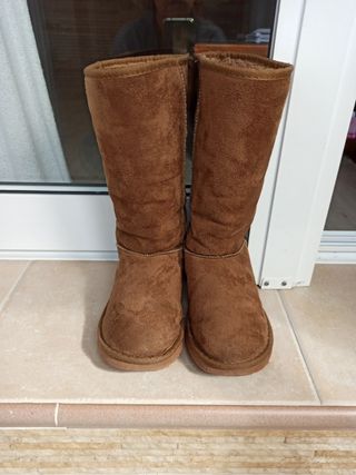 Botas altas calentitas, tipo Ugg. de segunda mano por 9 EUR en Cádiz en  WALLAPOP