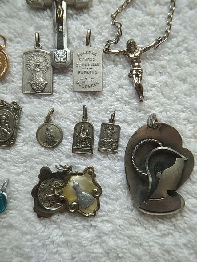 LOTE MEDALLAS RELIGIOSAS Y CRUCIFICOS