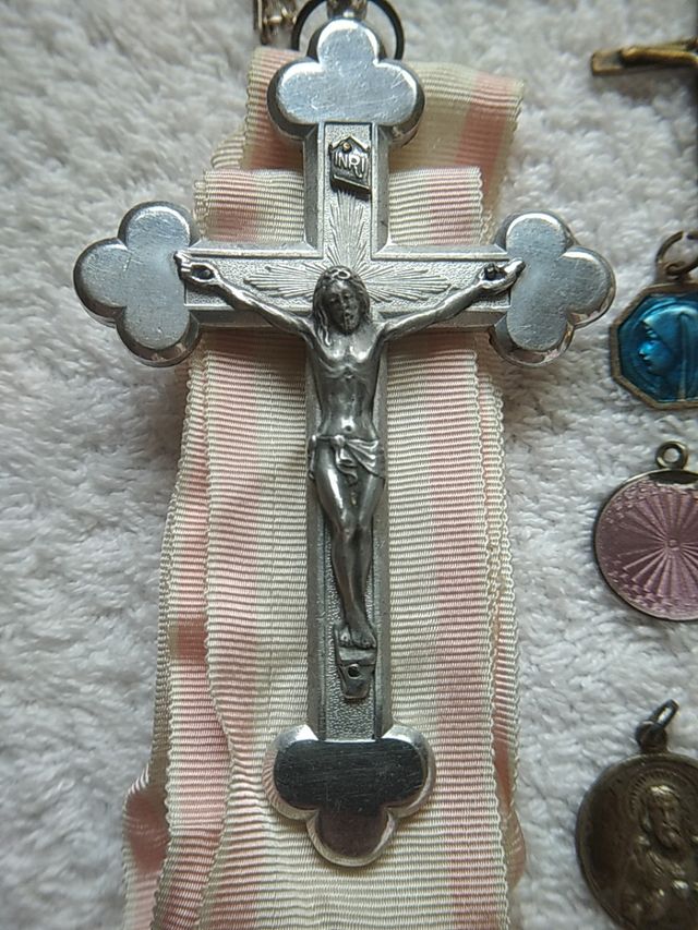 CONJUNTO DE MEDALHAS RELIGIOSAS E CRUCÍFICAS