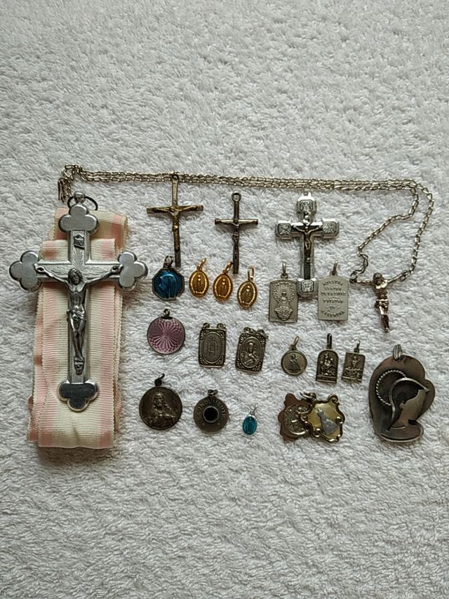 LOTE MEDALLAS RELIGIOSAS Y CRUCIFICOS