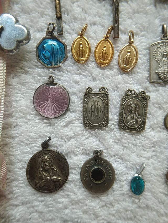LOTE MEDALLAS RELIGIOSAS Y CRUCIFICOS