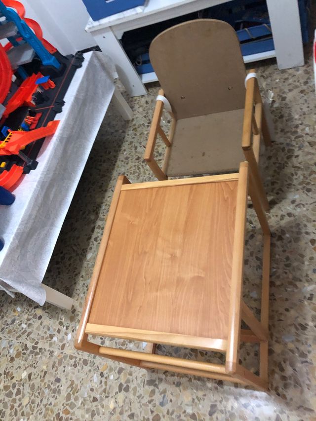 Trona = mesa y silla = pupitre