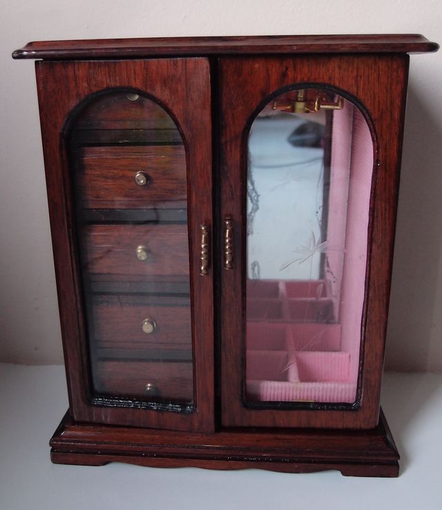 Armario Joyero de madera y cristal de segunda mano por 10 € en