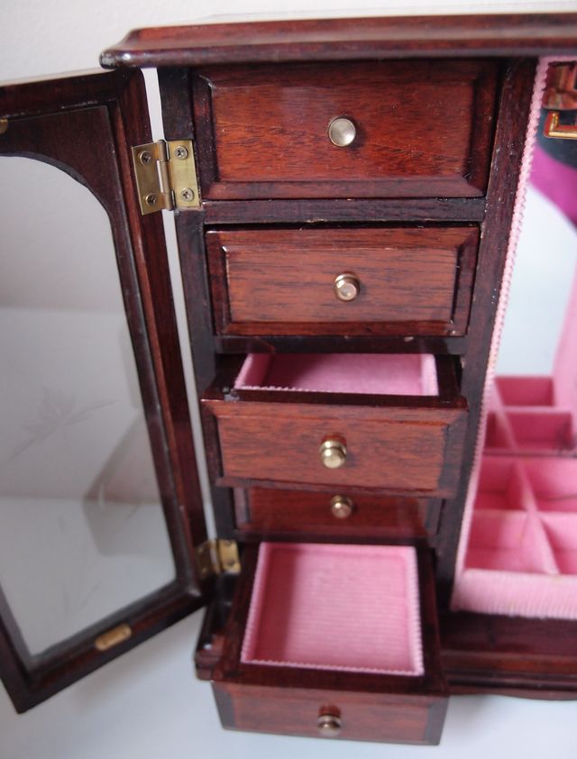 Armario Joyero de madera y cristal de segunda mano por 10 € en