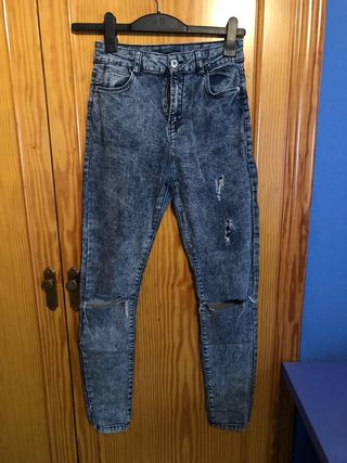 Vendo pantalon vaquero de mujer Bershka. de segunda mano por 7 EUR en  Vinaros en WALLAPOP