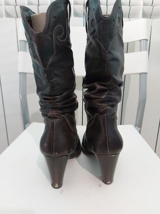 Botas cowboy con tacón alto de segunda mano por 15 EUR en Arroyo de la  Encomienda en WALLAPOP