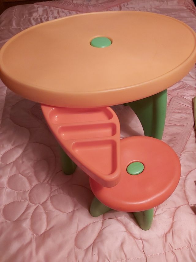 Mesita y tabuerete infantil