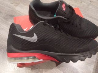 Nike Air Max Invigor SE negras. de segunda mano por 80 EUR en Fuenlabrada  en WALLAPOP