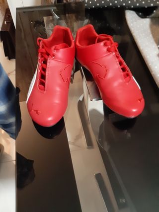 Zapatillas roja ferrari marca Puma de segunda mano por 60 EUR en Las Ventas  de Retamosa en WALLAPOP
