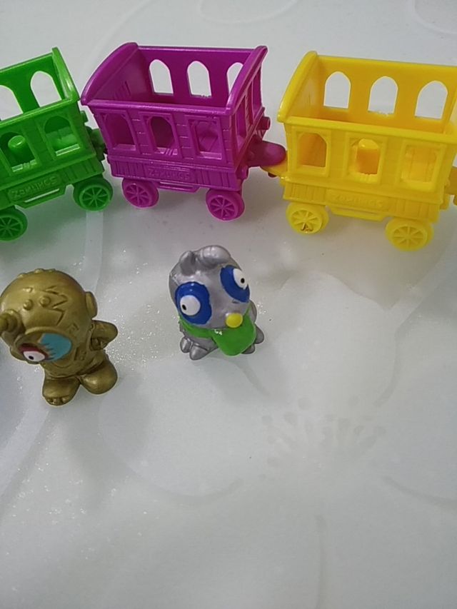 Zombling trenes y moto.