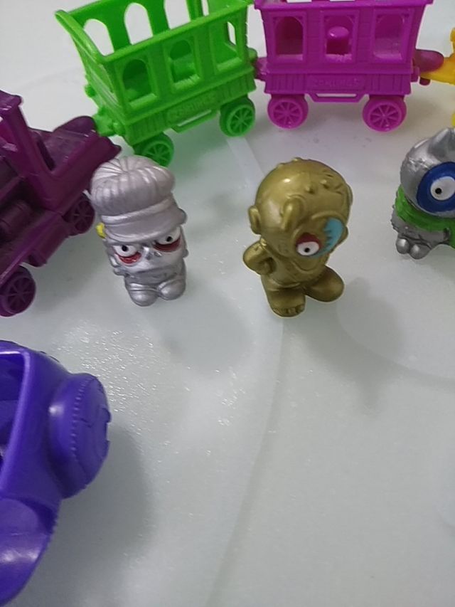 Zombling trenes y moto.