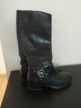 Botas altas MK negras Michael Kors de segunda mano por 120 EUR en Barcelona  en WALLAPOP