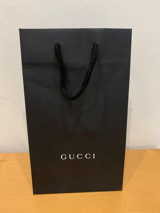 Bolsa de papel Gucci de segunda mano por 8 EUR en Barcelona en WALLAPOP