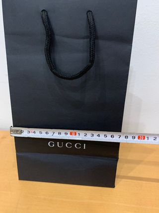 Bolsa de papel Gucci de segunda mano por 8 EUR en Barcelona en WALLAPOP