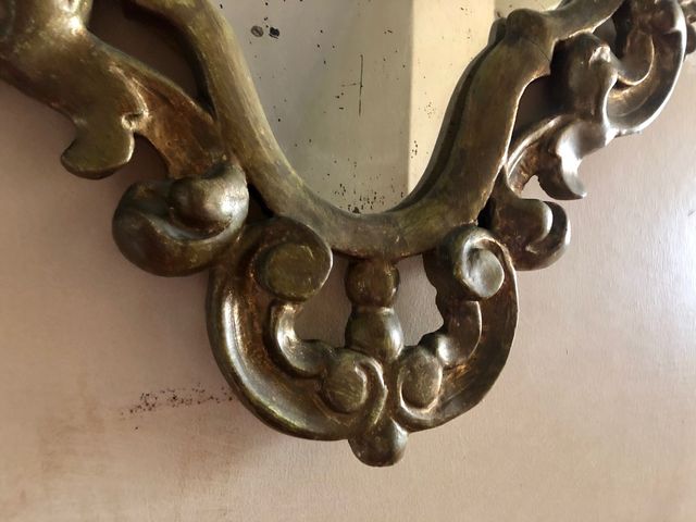 Gran espejo antiguo en madera tallada y dorada.