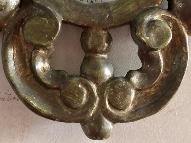 Gran espejo antiguo en madera tallada y dorada.