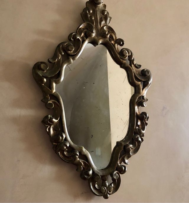 Gran espejo antiguo en madera tallada y dorada.
