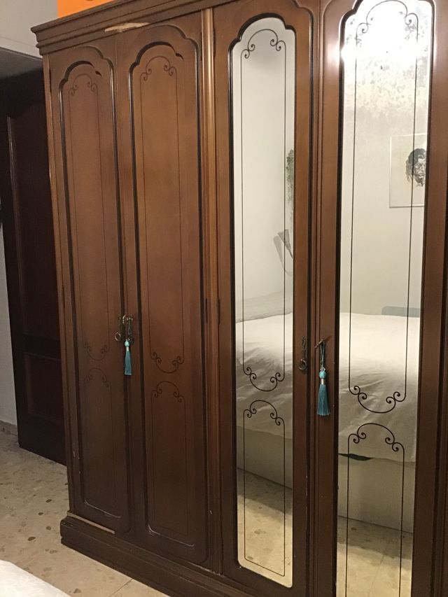 Armario madera vintage de segunda mano por 80 € en Sevilla en WALLAPOP