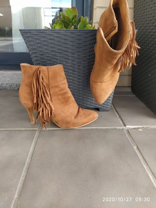 Botines color Camel de segunda mano por 6 EUR en Mérida en WALLAPOP