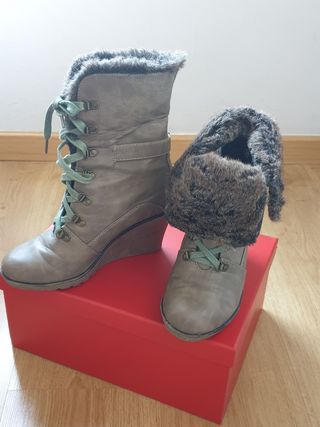 Botas de cuña Mustang de segunda mano por 18 EUR en Madrid en WALLAPOP