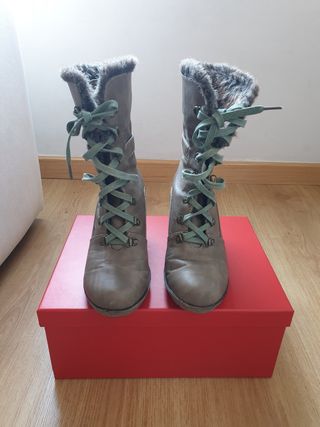 Botas de cuña Mustang de segunda mano por 18 EUR en Madrid en WALLAPOP
