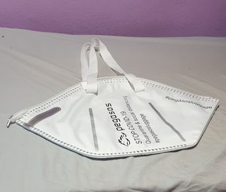 Espectacular bolso con forma de mascarilla FFP2 de segunda mano por 17 EUR  en Coslada en WALLAPOP