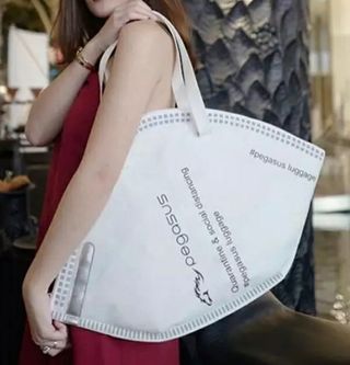 Espectacular bolso con forma de mascarilla FFP2 de segunda mano por 17 EUR  en Coslada en WALLAPOP