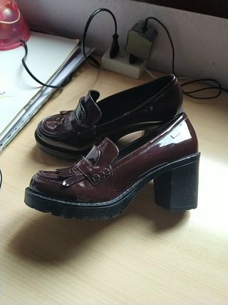 Zapatos charol color vino de segunda mano por 15 EUR en Valladolid en  WALLAPOP