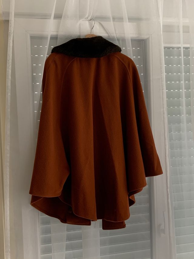 Capa de pura lana virgen